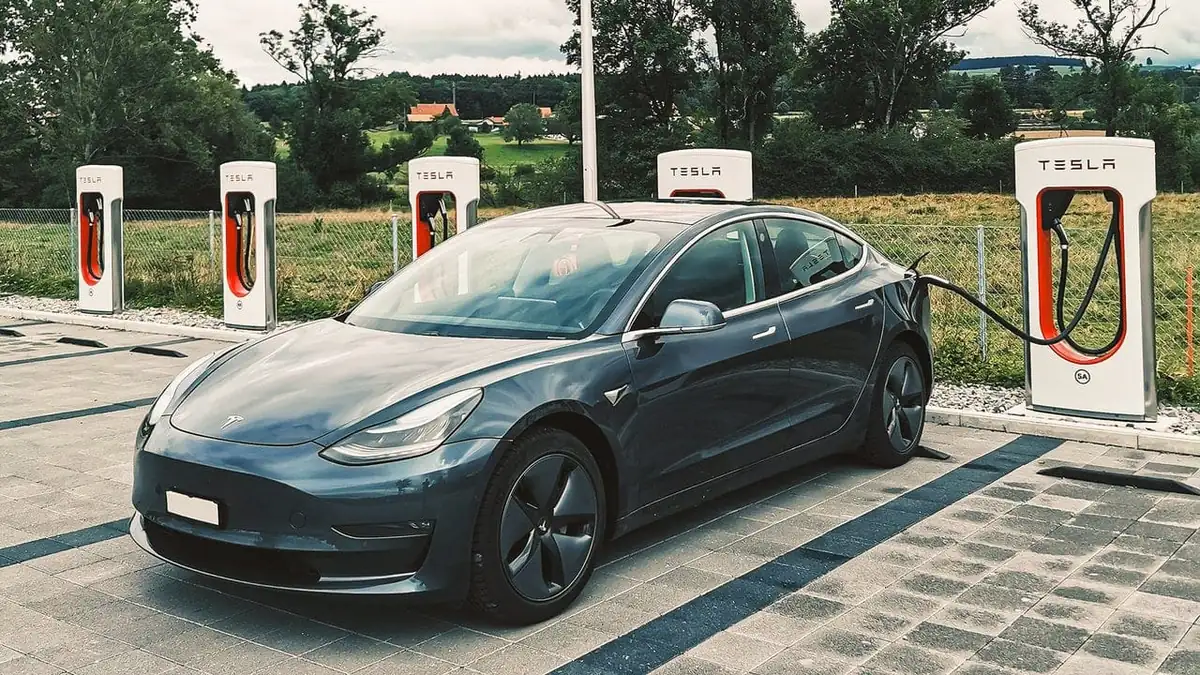 Verbrauchsvergleich Tesla Model 3 vs. Benziner - 2022 Update